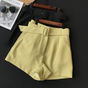 米黄色短裤