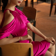 玫紫色连衣裙